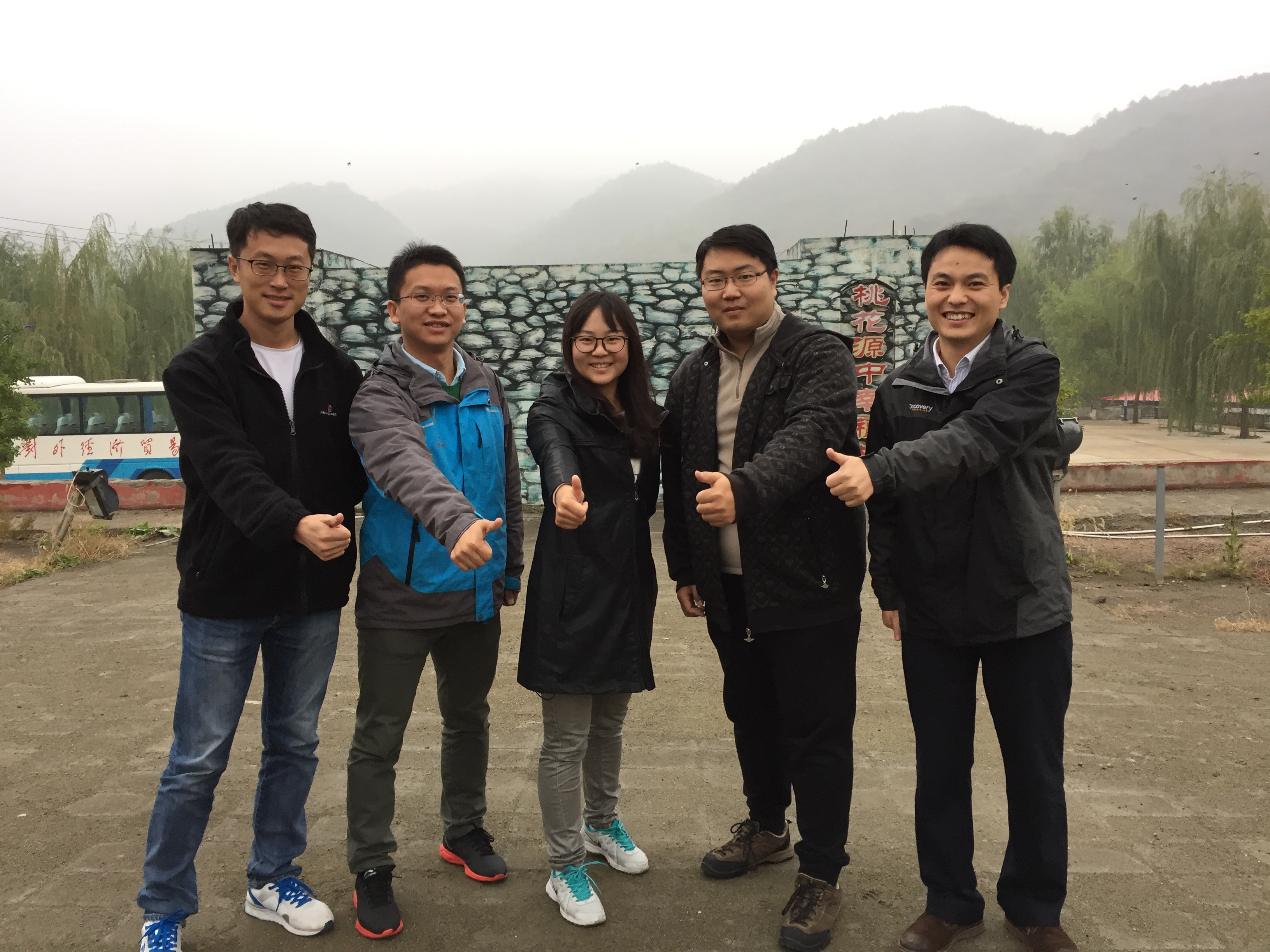2016年10月21日，统计学院青年教师赴挂甲峪参加社会实践.jpg